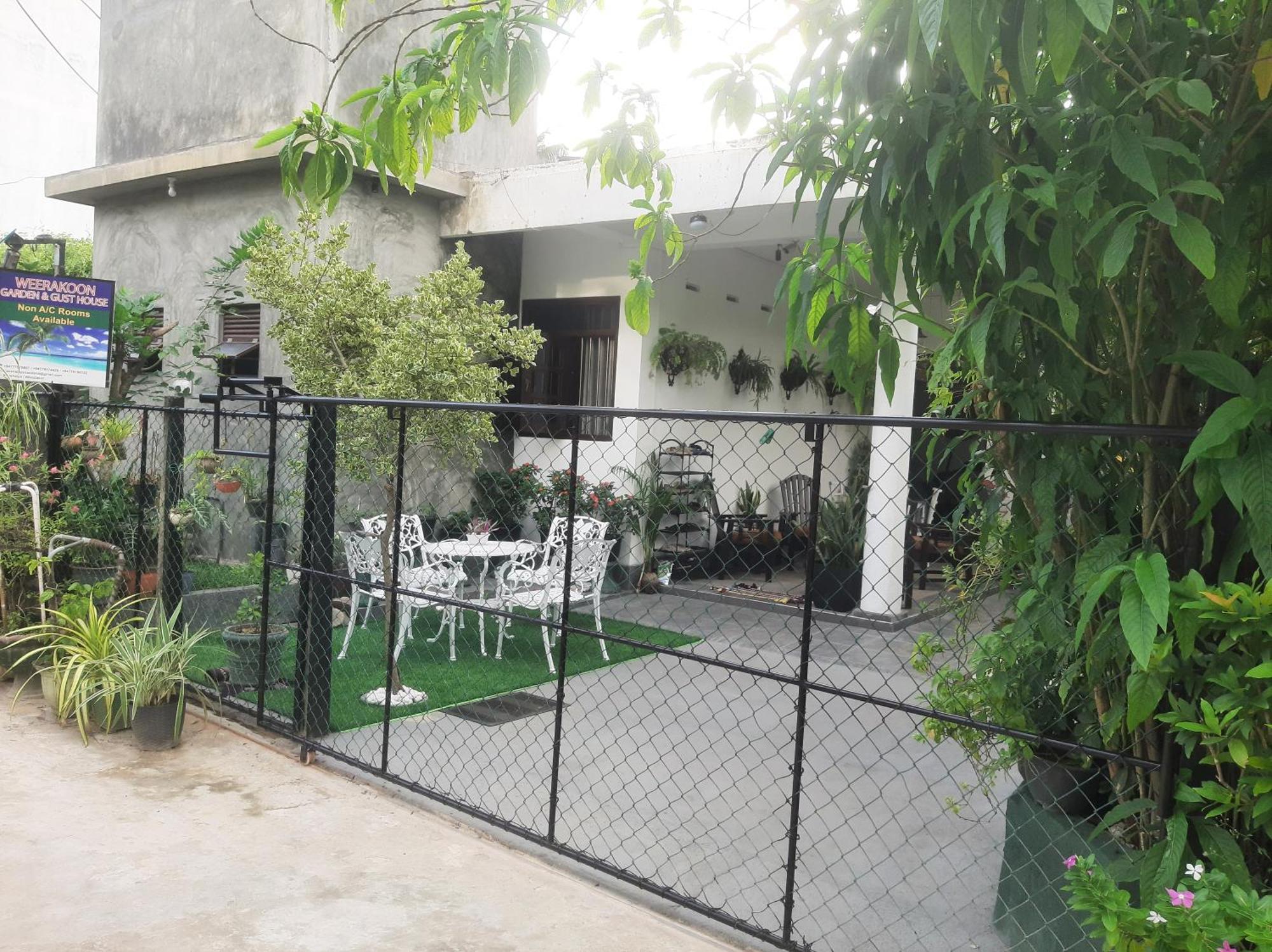Weerakoon Garden Guest Hotel Хикадува Екстериор снимка