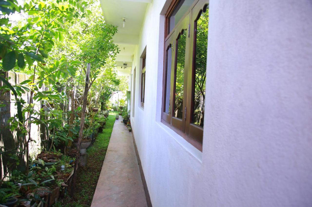 Weerakoon Garden Guest Hotel Хикадува Екстериор снимка